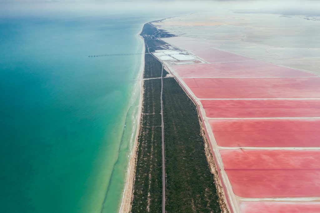 Village de pêcheurs, il est situé à l'entrée d'une réserve naturelle, connue pour sa faune abondante, notamment les flamants roses et les crocodiles, mais aussi pour les lacs salins roses de Las Coloradas.
